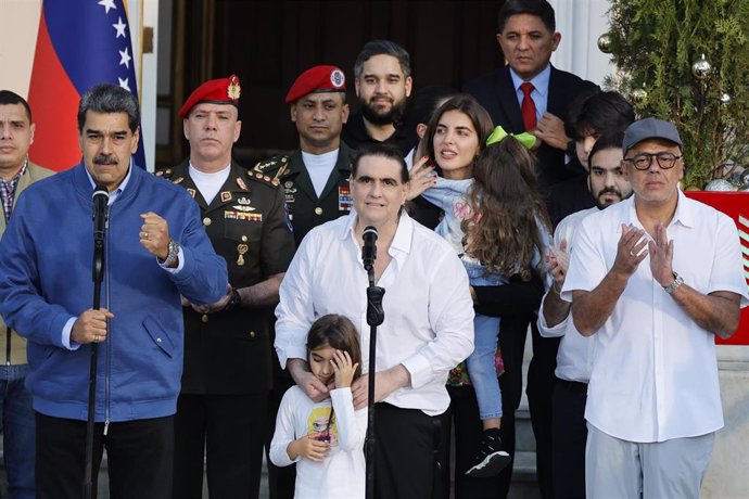 20 December 2023, Venezuela, Caracas: Venezuelan President Nicolas Maduro (L) greets Colombian businessman Alex Saab (C). The government of US President Joe Biden has released a confidant of Venezuela's head of state Maduro from prison. Photo: Jesus Var