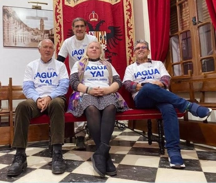 Miguel Aparició (de pie) y Paco Casero, María Eugenia Molero y Pedro Vera, los miembros de 'Unidos por el Agua' encerrados y en huelga de hambre en el Ayuntamiento de Villanueva de Córdoba.