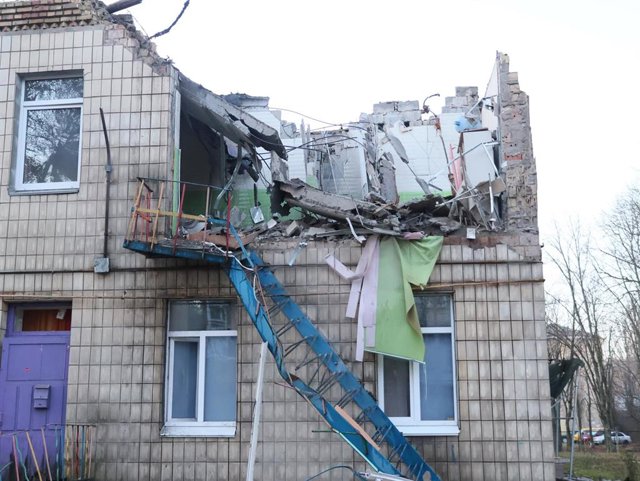 Vivienda parcialmente destruida por ataques del Ejército ruso contra Ucrania