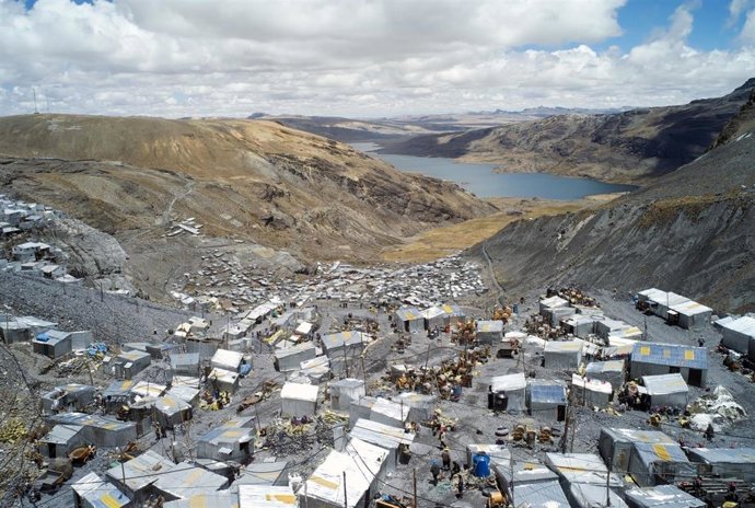 Archivo - Comunidad minera en La Rinconada, en Puno, Perú