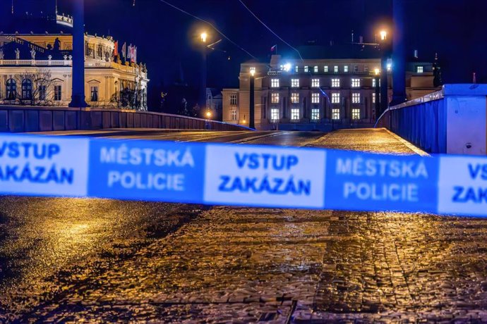 La Policía de República Checa acordona los alrededores de la Universidad de Carolina, en el centro de Praga, tras el tiroteo