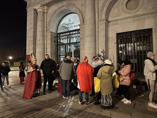 Colas en el Teatro Real para acceder al coliseo con motivo del sorteo de Navidad 2023