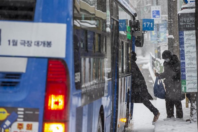 Archivo - Imagen de archivo de un autobús en Corea del Sur
