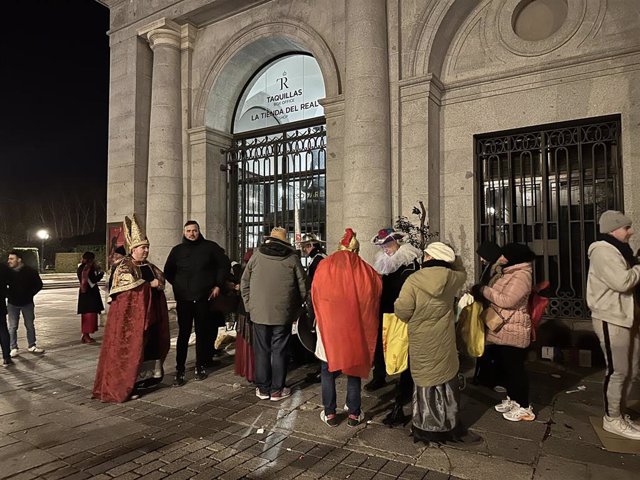 Gente a la cola esperando para entrar al Teatro Real para vivir el Sorteo Extraordinario de Lotería. 