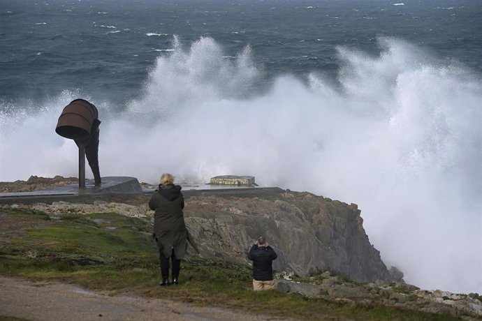 Archivo - Varias personas observan el oleaje en los alrededores de la Torre de Hércules, durante el paso de la borrasca Ciarán, a 3 de noviembre de 2023, en A Coruña, Galicia (España).  
