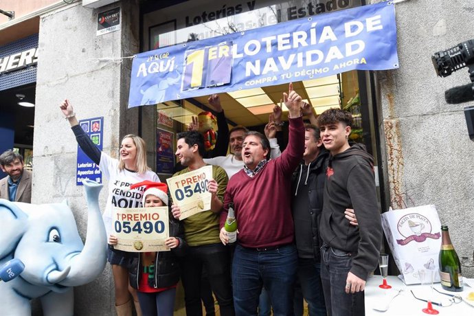 Archivo - Empleados de la administración situada en la calle Arenal celebran que han vendido parte del número 5490 correspondiente al 'Gordo' del Sorteo Extraordinario de la Lotería de Navidad, a 22 de diciembre de 2022, en Madrid (España). En esta ocas
