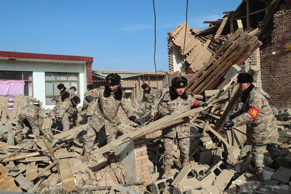 Trabajos de búsqueda y rescate en la provincia de Gansu tras un terremoto de magnitud 6,4 en la escala abierta de Richter en el noroeste de China