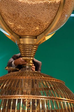 Preparación del bombo para el Sorteo Extraordinario de la Lotería de Navidad 2023 en el Teatro Real de Madrid