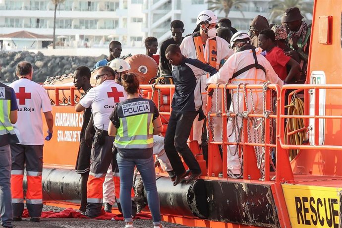 Archivo - Un barco de Salvamento Marítimo con migrantes llega al Muelle de Arguineguín, a 10 de julio de 2023, en Gran Canaria, Las Palmas, Canarias (España).