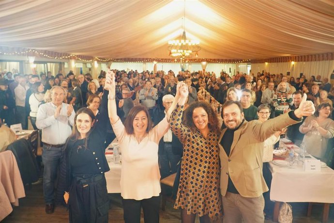 La secretaria general del PSIB y presidenta del Congreso, Francina Armengol, participa en la cena de Navidad de la Federación Socialista de Mallorca, en Algaida.