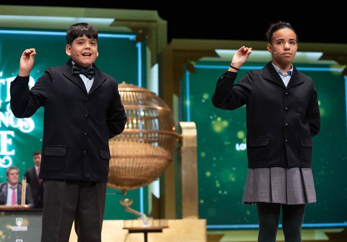 Francisco Moreno y Natalia Rodríguez Liriano cantan un quinto premio, el número 54.274 durante el Sorteo Extraordinario de la Lotería de Navidad 2023 en el Teatro Real de Madrid, a 22 de diciembre de 2023, en Madrid (España). Hoy se celebra el Sorteo Ex
