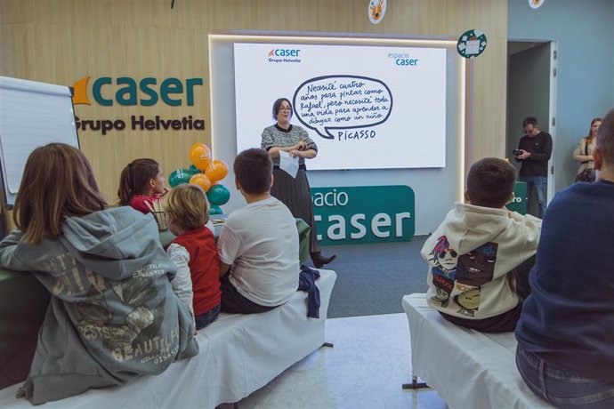 La ilustradora y escritora Pedrita Parker, ha demostrado a una treintena de niños que son capaces de crear su propio personaje de dibujos y ha animado a sus padres a reconectar con la creatividad que tiene los pequeños.