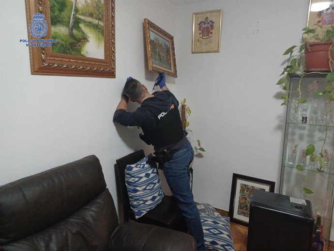 Un agente de Policía Nacional durante un registro a uno de los domicilios.