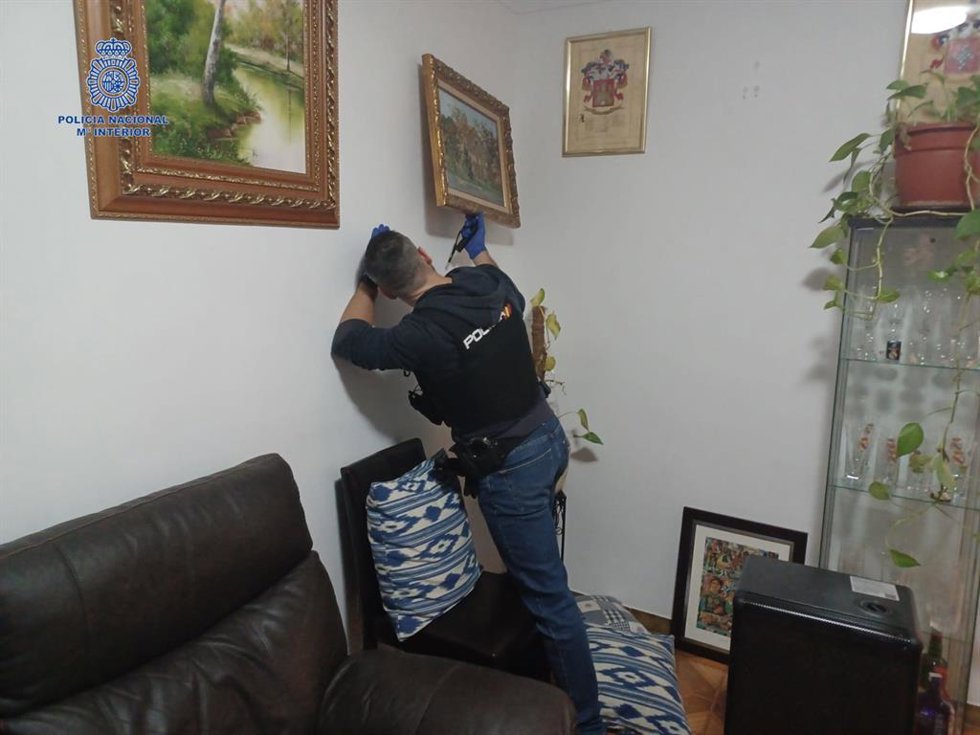 Un agente de Policía Nacional durante un registro a uno de los domicilios.