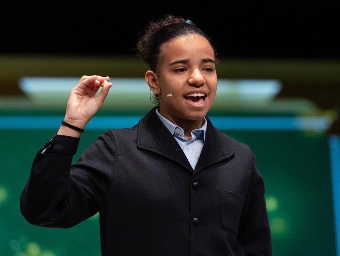 Natalia Rodríguez Liriano canta un quinto premio, el número 54.274 durante el Sorteo Extraordinario de la Lotería de Navidad 2023 en el Teatro Real de Madrid, a 22 de diciembre de 2023, en Madrid (España). Hoy se celebra el Sorteo Extraordinario de Navi