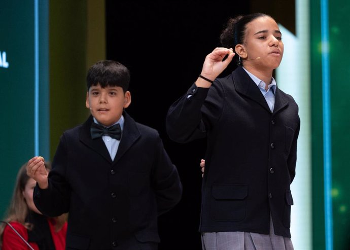 Francisco Moreno y Natalia Rodríguez Liriano cantan un quinto premio, durante el Sorteo Extraordinario de la Lotería de Navidad 2023 en el Teatro Real de Madrid, a 22 de diciembre de 2023, en Madrid (España).