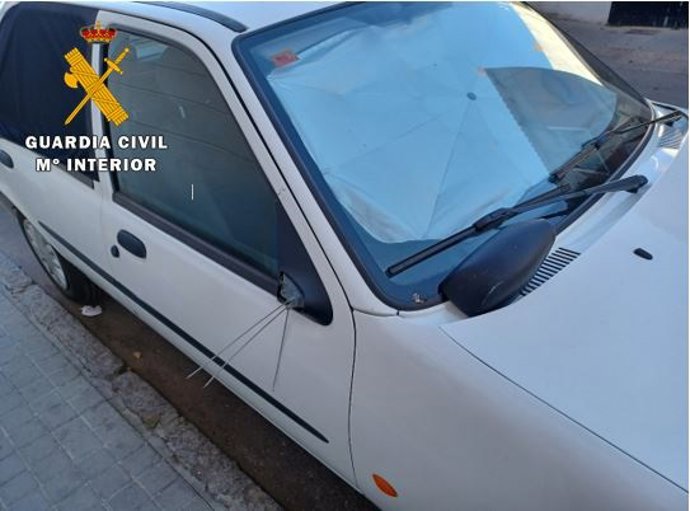 Uno de los coches con el retrovisor arrancado.