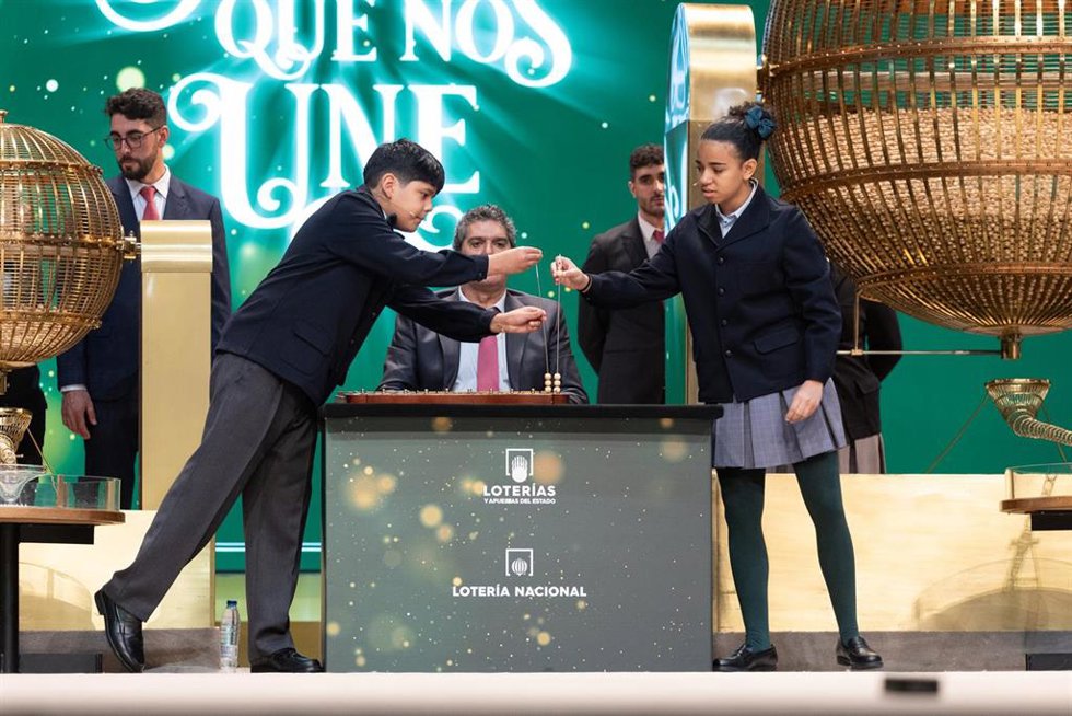Francisco Moreno canta premios y Natalia Rodríguez Lirian canta número durante la celebración del Sorteo Extraordinario de la Lotería de Navidad 2023 en el Teatro Real de Madrid, a 22 de diciembre de 2023, en Madrid (España).  