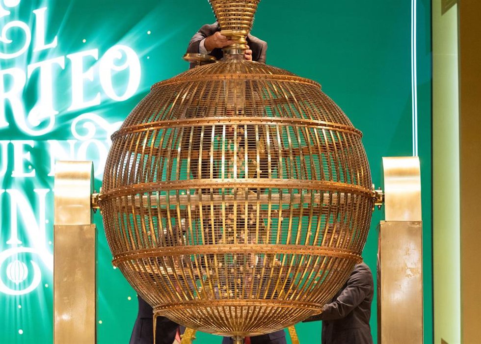 Un hombre prepara el bombo para el Sorteo Extraordinario de la Lotería de Navidad 2023 en el Teatro Real de Madrid