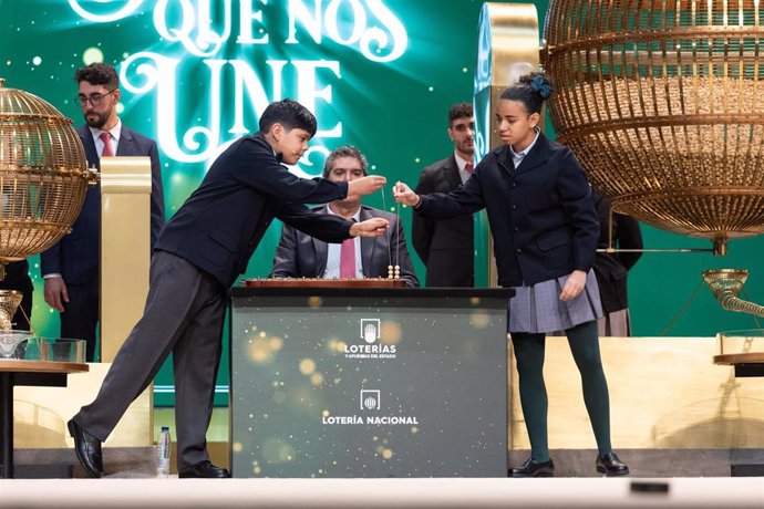 Francisco Moreno canta premios y Natalia Rodríguez Lirian canta número durante la celebración del Sorteo Extraordinario de la Lotería de Navidad 2023 en el Teatro Real de Madrid, a 22 de diciembre de 2023, en Madrid (España). El sorteo se celebra en est