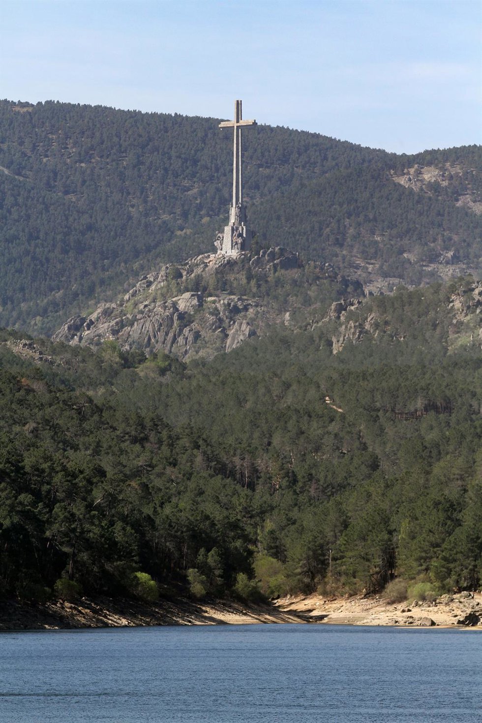 Archivo - La cruz del Valle de Cuelgamuros desde el embalse de La Jarosa,  a 21 de abril de 2023, en Guadarrama, Madrid (España).  El Gobierno exhumará los restos del fundador de La Falange, José Antonio Primo de Rivera, de la basílica del Valle de Cuel