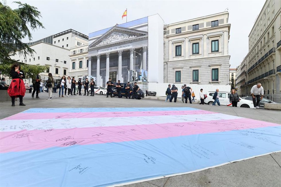 Archivo - Bandera trans frente al Congreso de los Diputados 