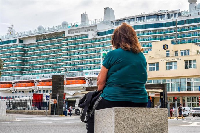 Archivo - Turistas del crucero anclado en el puerto de Cádiz visitan la ciudad  a 27 de abril del 2023.