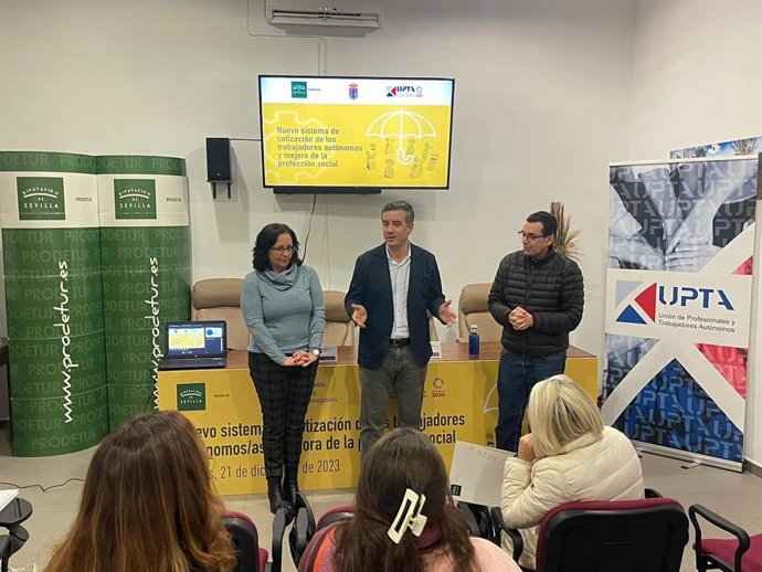 El vicepresidente de Prodetur, Rodrigo Rodríguez Hans, la secretaria general de la Unión de Profesionales y Trabajadores Autónomos de Andalucía (UPTA Andalucía), Inés Mazuela, y el alcalde de Las Navas de la Concepción, Andrés Barrera.