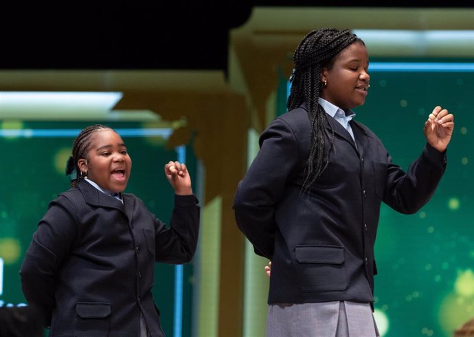 Yesica Paola Valencia Gómez (d) y Ainhoa Rosero Gómez (i) cantan un quinto premio, el número 88979, durante el Sorteo Extraordinario de la Lotería de Navidad 2023 en el Teatro Real de Madrid, a 22 de diciembre de 2023, en Madrid (España).