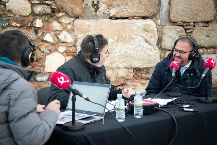 El alcalde de Mérida, Antonio Rodríguez Osuna, es entrevistado por Canal Extremadura este viernes en el Templo de Diana