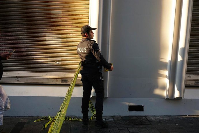 Archivo - Un policía de Turquía tras un atentado en Estambul en 2022 (archivo)