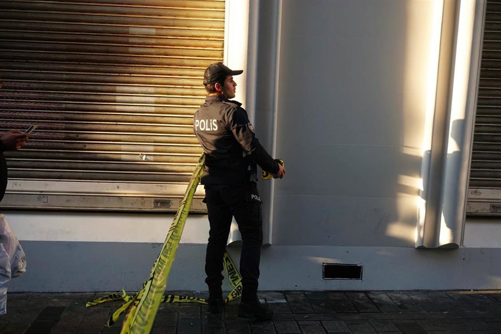 Archivo - Un policía de Turquía tras un atentado en Estambul en 2022 (archivo)