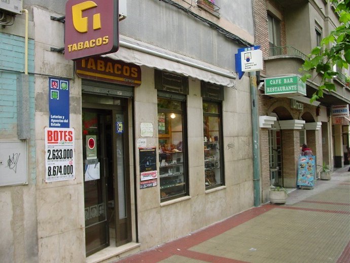 El estanco  de Doce Ligero en Logroño donde ha caído un décimo de un quinto premio del Sorteo de Navidad