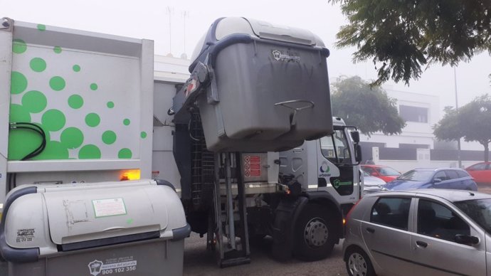 Servicio de recogida de basura en Mairena del Aljarafe (Sevilla).