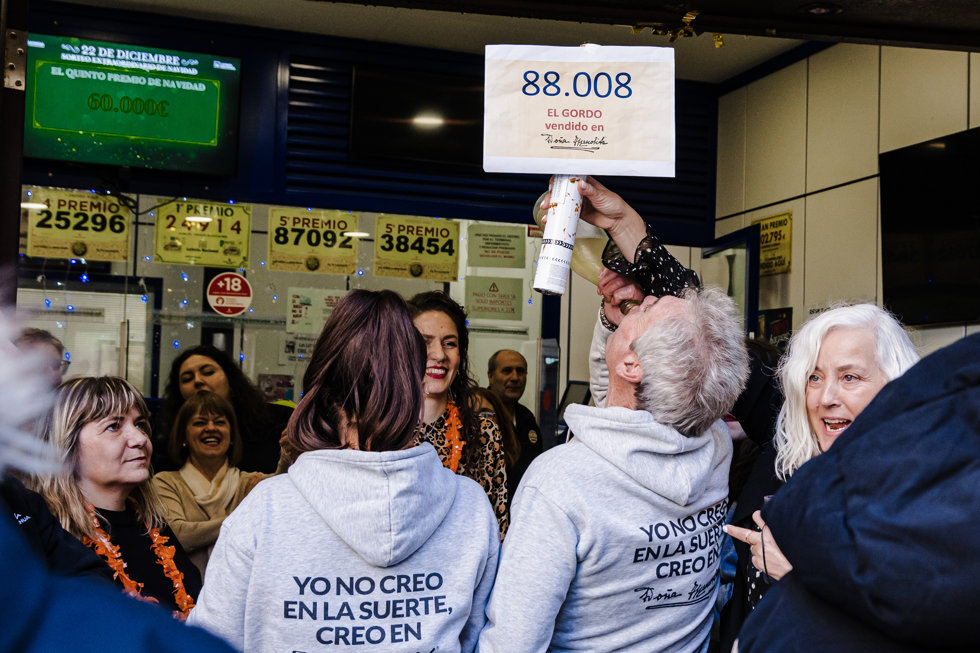 Agraciados con el Primer Premio del Sorteo Extraordinario de Lotería de Navidad 2023 correspondiente al número 88008 celebran su suerte en la administración Doña Manolita, a 22 de diciembre de 2023, en Madrid (España)