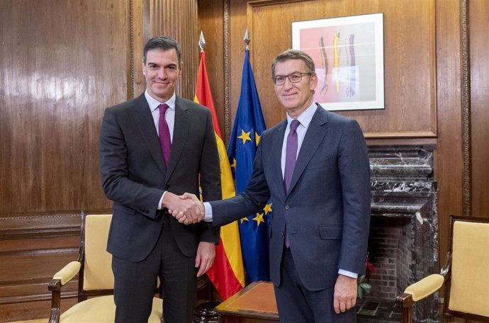 El presidente del Gobierno, Pedro Sánchez, y el líder del PP, Alberto Núñez Feijóo, se saludan durante una reunión, en el Congreso de los Diputados, a 22 de diciembre de 2023, en Madrid (España). 