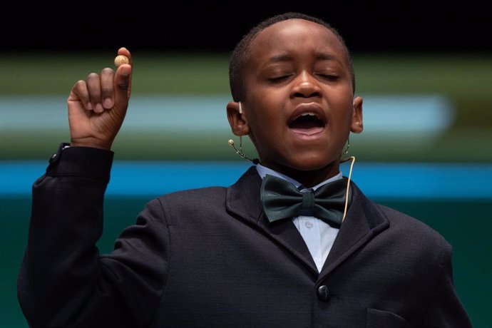 Ángel Albaga Elebiyo canta un quinto premio, el número 01568, durante el Sorteo Extraordinario de la Lotería de Navidad 2023 en el Teatro Real de Madrid, a 22 de diciembre de 2023, en Madrid (España).