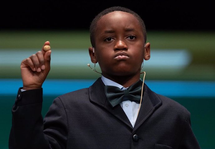 Ángel Albaga Elebiyo canta un quinto premio, el número 86.007, durante el Sorteo Extraordinario de la Lotería de Navidad 2023 en el Teatro Real de Madrid, a 22 de diciembre de 2023, en Madrid (España).