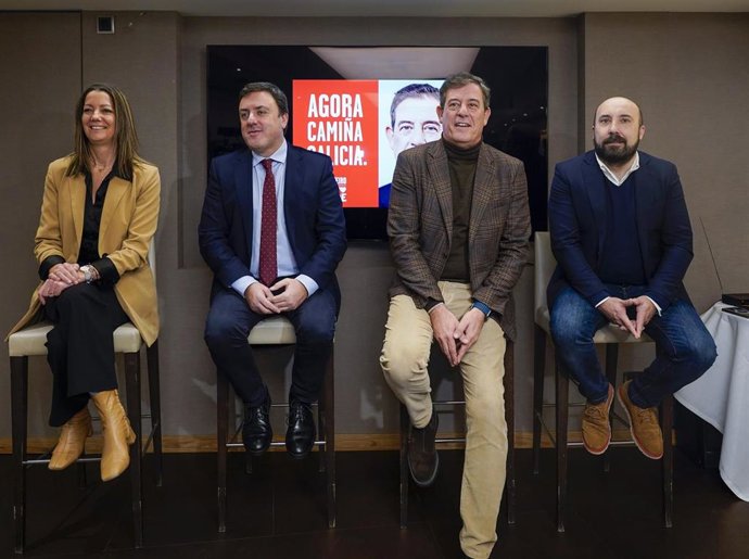 El candidato del PSdeG a la Presidencia de la Xunta, José Ramón Gómez Besteiro, junto al secretario xeral del partido, Valentín González Formoso y otros cargos del partido, Lara Méndez y José Manuel Lage