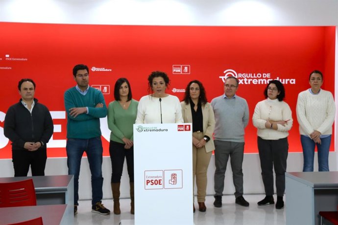 La portavoz del Sanidad del Grupo Parlamentario Socialista, Mari Cruz Buendía, acompañada por diferentes alcaldes,  ofrece una rueda de presnsa sobre la ayuda a domicilio en los municipios extremeños