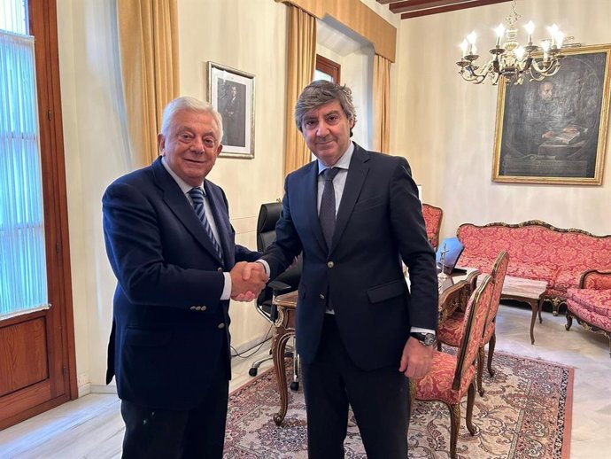 El presidente de la Cámara de Comercio, Francisco Herrero, y el decano del Colegio de Abogados de Sevilla, Óscar Fernández León.