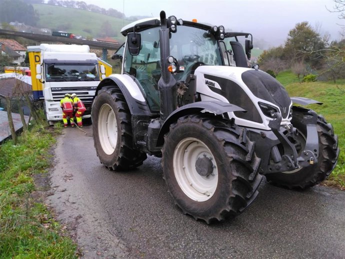 Un camión queda atascado en una pista de Ampuero a la que le guió el GPS