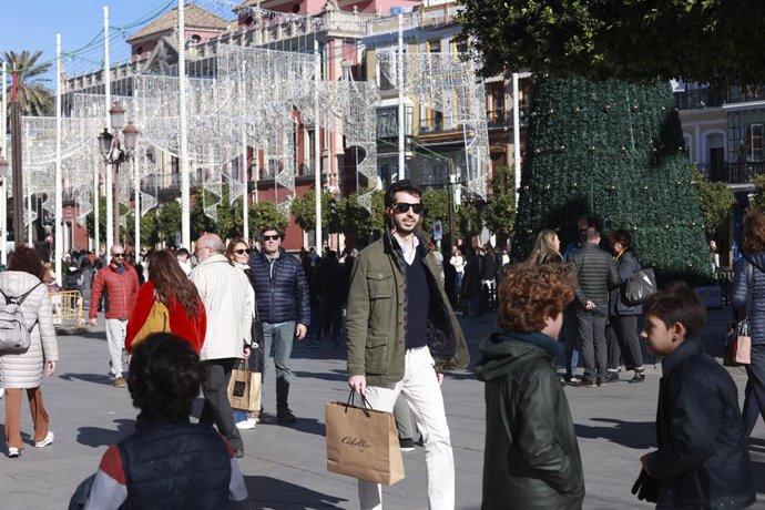 Turistas y sevillanos disfrutan del ambiente navideño por la Avda de la Constitución en Sevilla. A 16 de diciembre de 2023, en Sevilla (Andalucía, España).