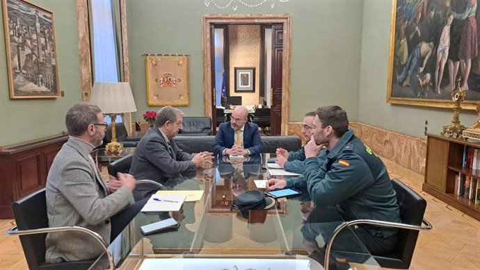 El Delegado Del Gobierno En Madrid, Francisco Martín Aguirre, Reunido Con El Alcalde De Villanueva De La Cañada, Luis Partida, Con Miembros De Ambos Equipos.