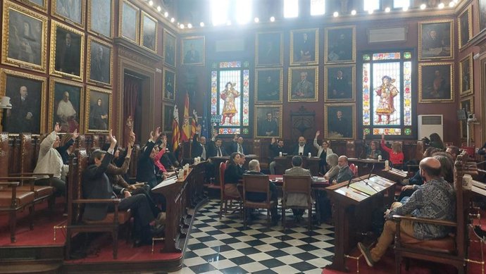 Momento de la votación para aprobar los presupuestos del Ayuntamiento de Palma de 2024.