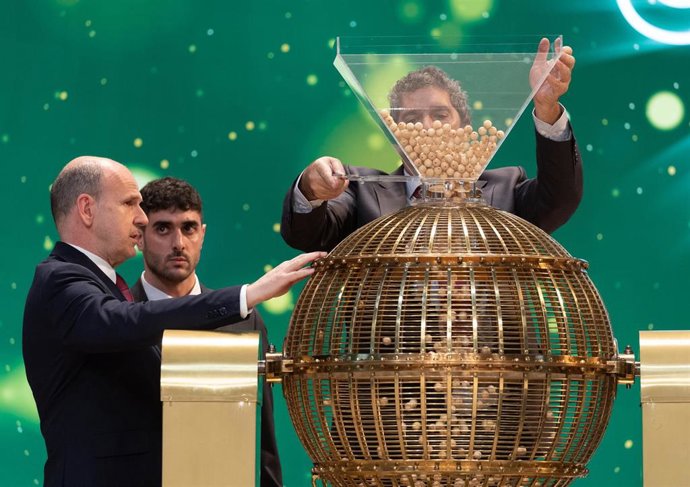 Varios hombres preparan el bombo para el Sorteo Extraordinario de la Lotería de Navidad 2023 en el Teatro Real de Madrid, a 22 de diciembre de 2023, en Madrid (España). Hoy se celebra el Sorteo Extraordinario de Navidad 2023, con el que el Estado repart