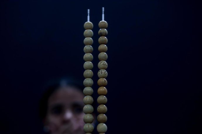 Alambres donde se colocan las bolas de los números y de los premios en los ensayos de los niños de San Ildefonso del sorteo de Navidad 2023, a 4 de diciembre de 2023, en Madrid (España)