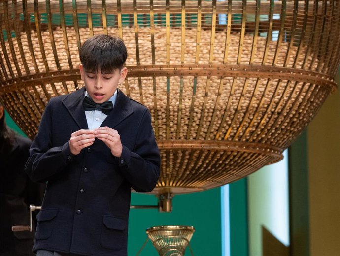 Luis Alcides Paniagua canta número de la Residencia de San Ildefonso canta número durante el Sorteo Extraordinario de la Lotería de Navidad 2023 en el Teatro Real de Madrid, a 22 de diciembre de 2023, en Madrid (España). 