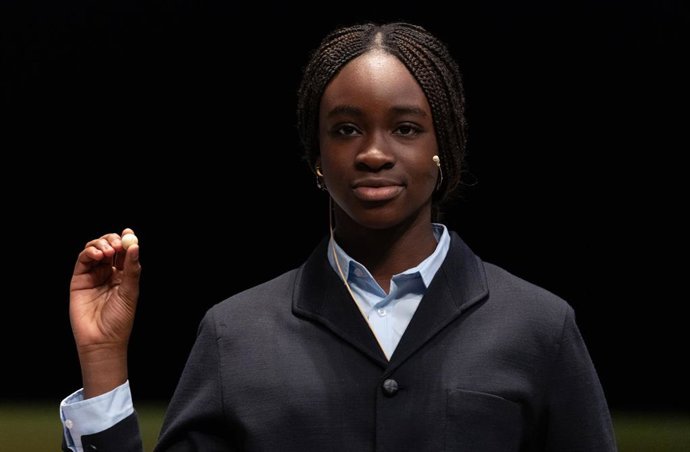 Elisabeth Obarisiagbon Iyamu canta uno de los cuartos premios, el número 93361, durante el Sorteo Extraordinario de la Lotería de Navidad 2023 en el Teatro Real de Madrid, a 22 de diciembre de 2023, en Madrid (España). El sorteo se celebra en esta ocasi