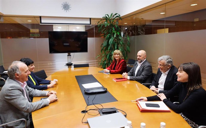 Imagen de la reunión mantenida entre el Gobierno de Navarra y EH Bildu en el marco del proceso de negociación de cara a la elaboración de los próximos Presupuestos Generales de Navarra 2024